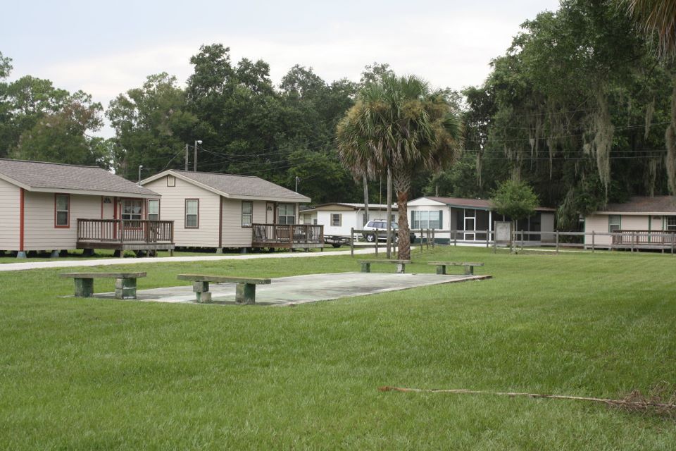Charming cottages in quiet lake front community - 2854 Tindel Camp Rd