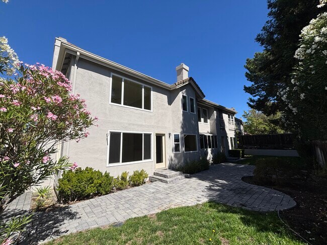 Building Photo - 127 Rassani Dr