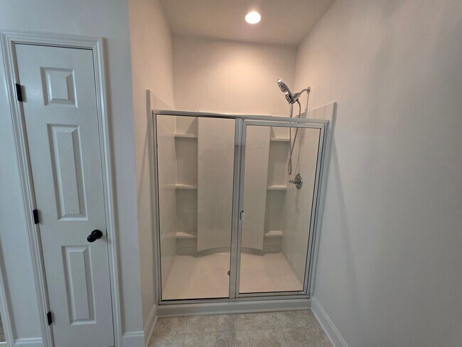 Building Photo - Hendersonville one level villa community amenities included