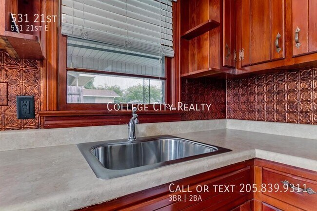 Building Photo - 531 21st St E