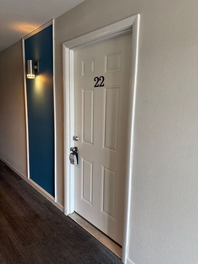 Building Photo - Remodeled 1 Bedroom Apartment!!! Walk to t...
