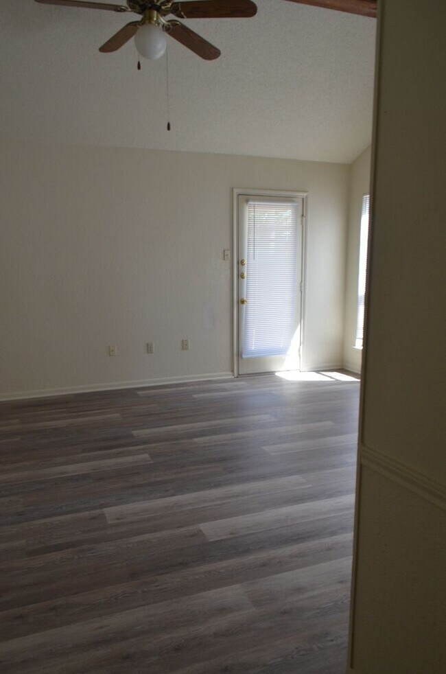 Building Photo - 104 Spur Dr