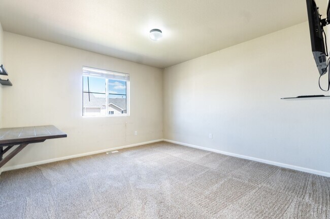 Building Photo - Beautiful townhome on Snow Bowl for Rent!