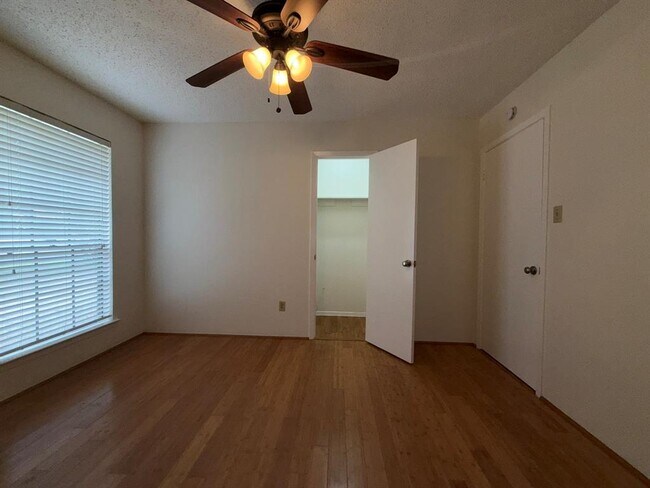 Building Photo - 305 Kimberly Dr