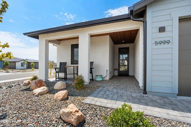 Building Photo - 5999 Finch Pl