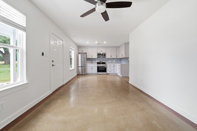 Building Photo - 102 Rose Dr