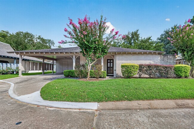 Building Photo - 31 Champions Colony E