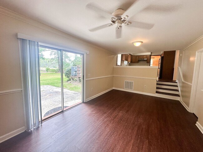 Building Photo - Beautiful Waterfront 4-Bedroom Home in Pir...