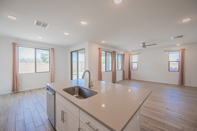 Building Photo - 7412 W Gardenia Ave