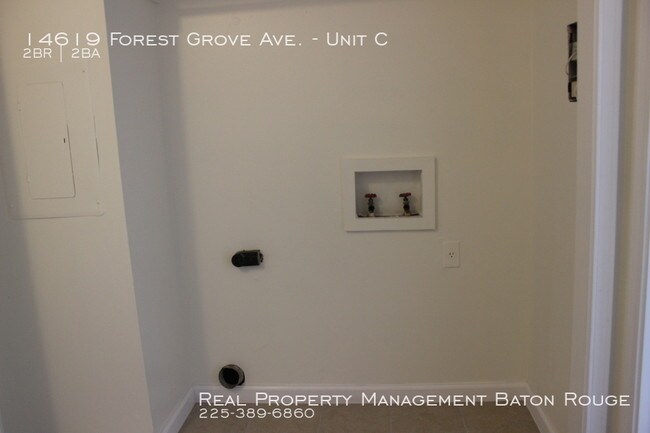 Building Photo - Move-In Ready Apartment in Central