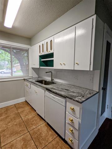 Building Photo - 2121 Travis Dr