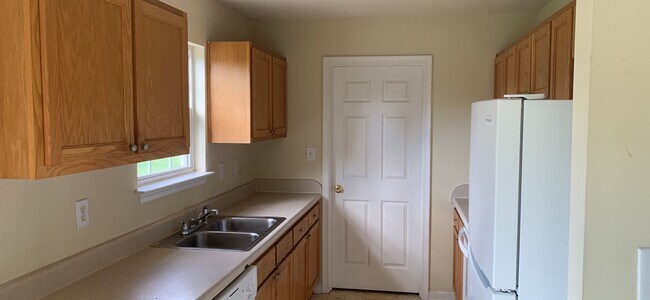 Building Photo - Stunning Country Home