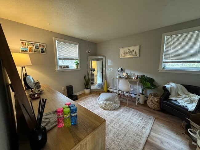 Building Photo - Charming 2 Bed, 1.5 Bath Raised Ranch