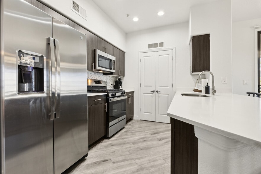 Building Photo - 9450 W Cabela Dr