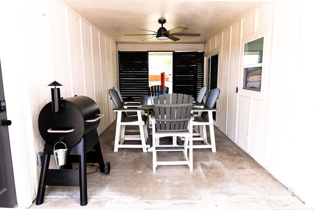 Building Photo - Beautiful Lake Havasau Home