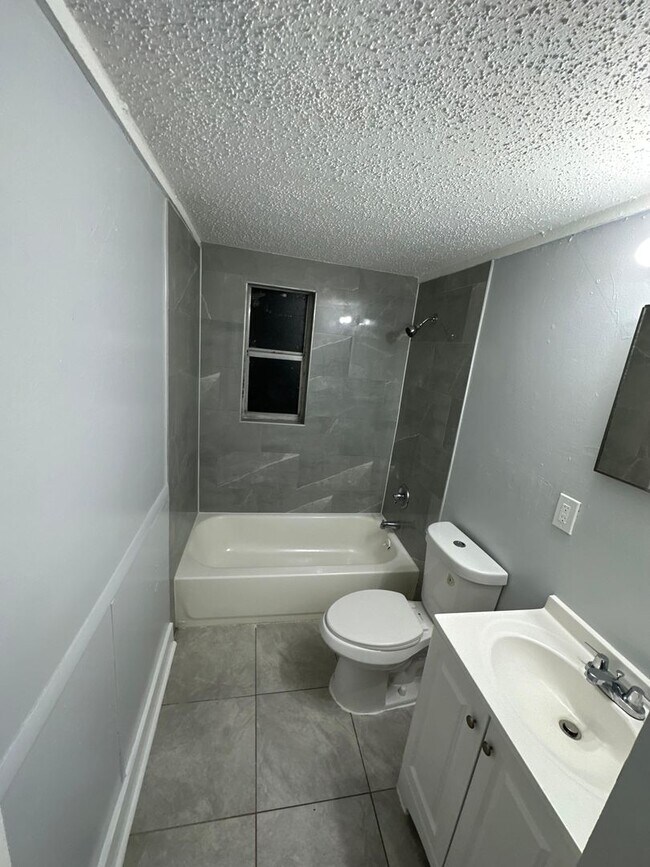 Building Photo - Fully Renovated 3/1 Single Family Available Now!