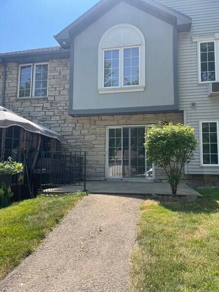 Building Photo - 2457 N Lynndale Dr