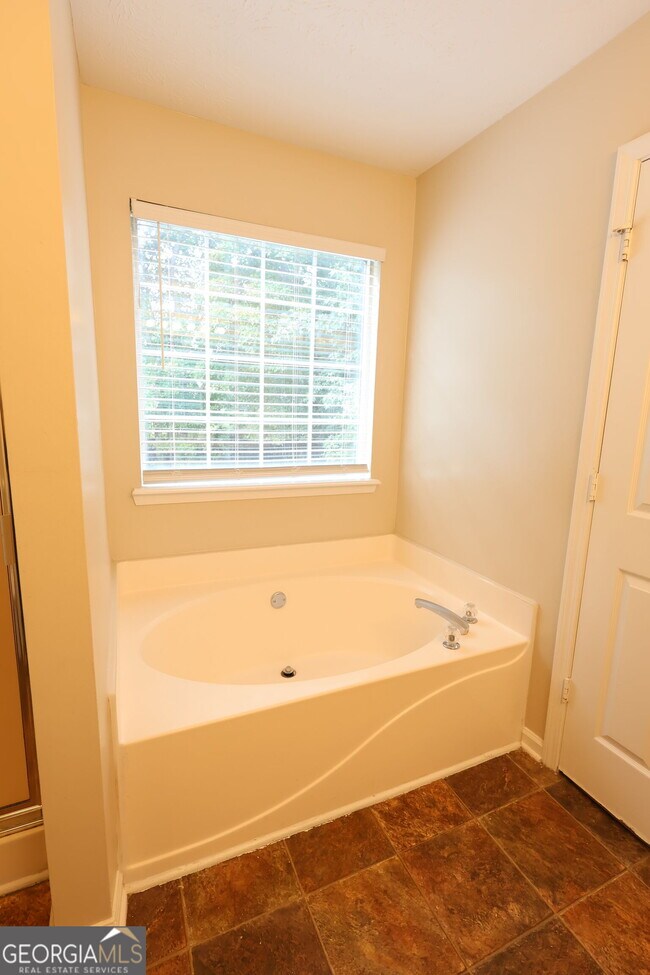 Building Photo - 3044 Lake Park Trail