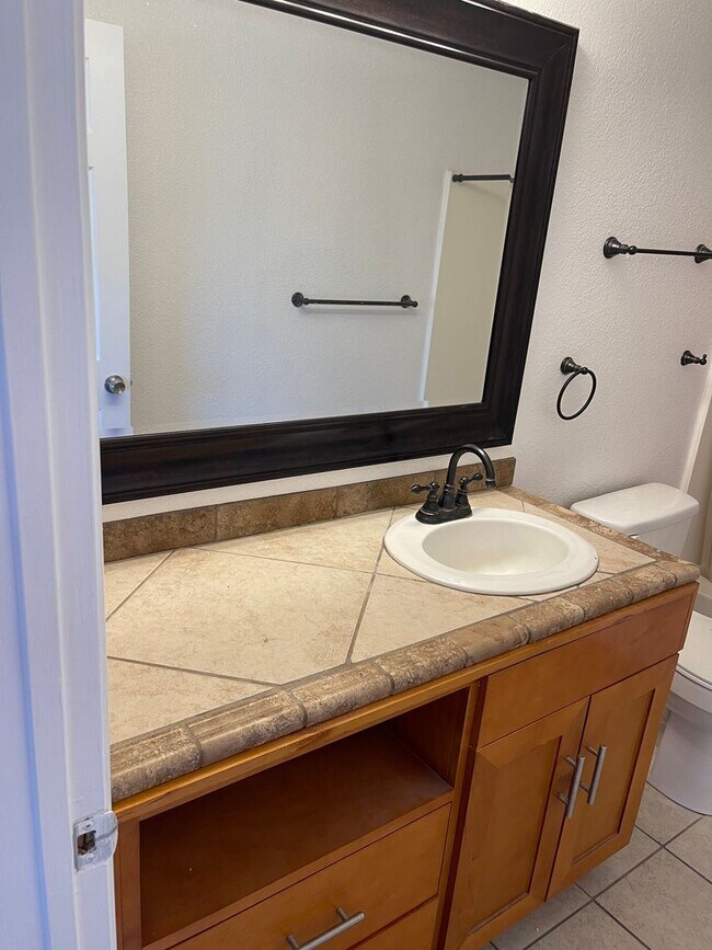 Building Photo - 2nd Floor condo For Rent