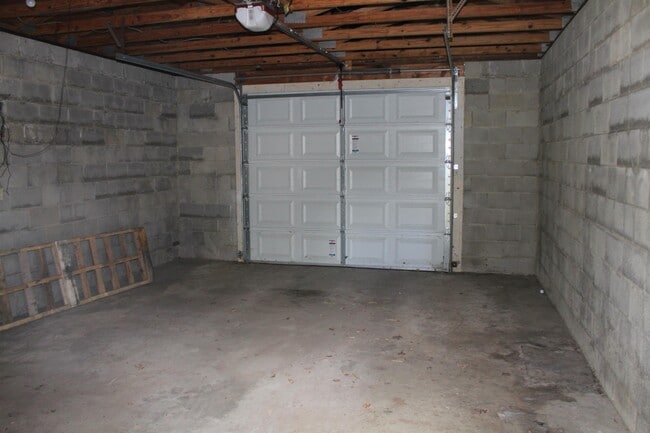 Building Photo - 624 E Gates St