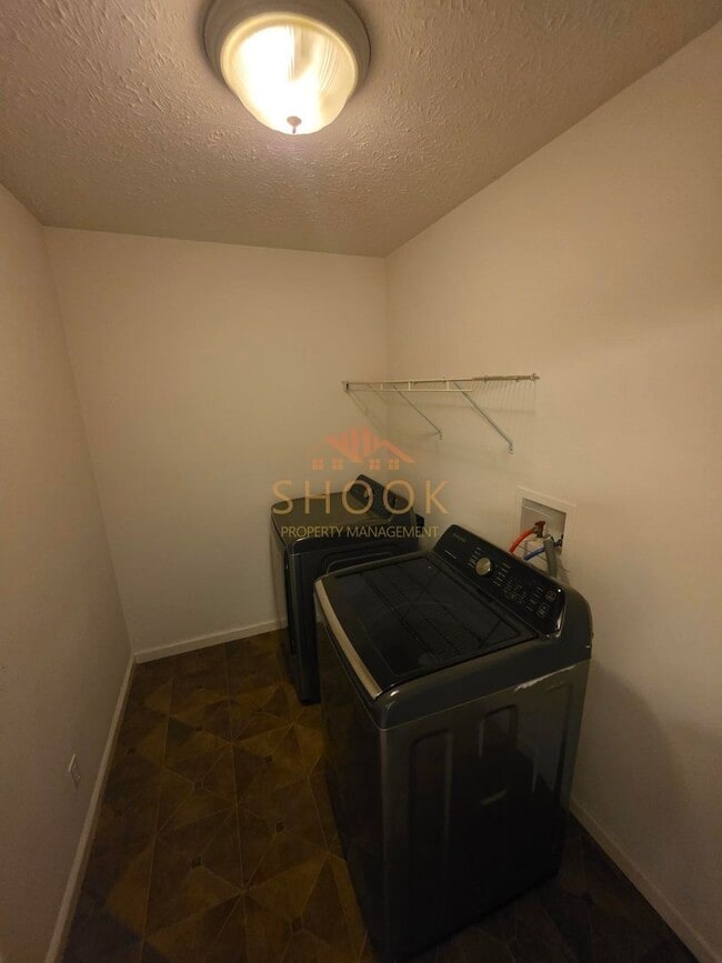Building Photo - LINDBERGE VILLAGE COZY 3BR/2BA