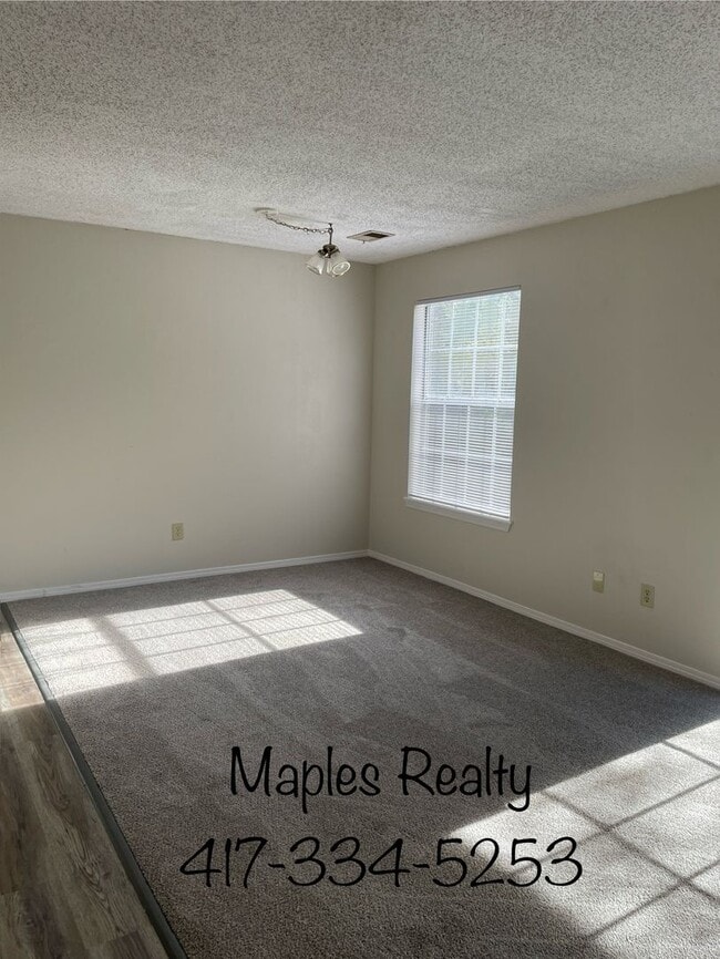 Building Photo - One Bedroom Ground Level Walk In Condo - N...