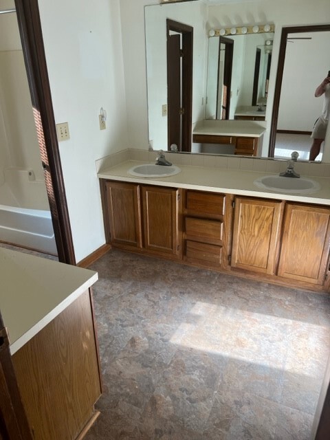 Master Bathroom and Vanities - 2003 Aspen Way