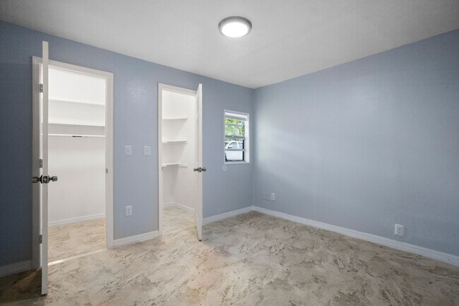 Building Photo - Very large 4bdrm/2bath House, Ready End of February