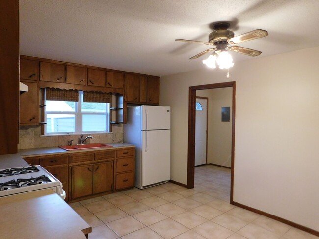 Building Photo - Great 2 bedroom/1 bath home with 2 car gar...