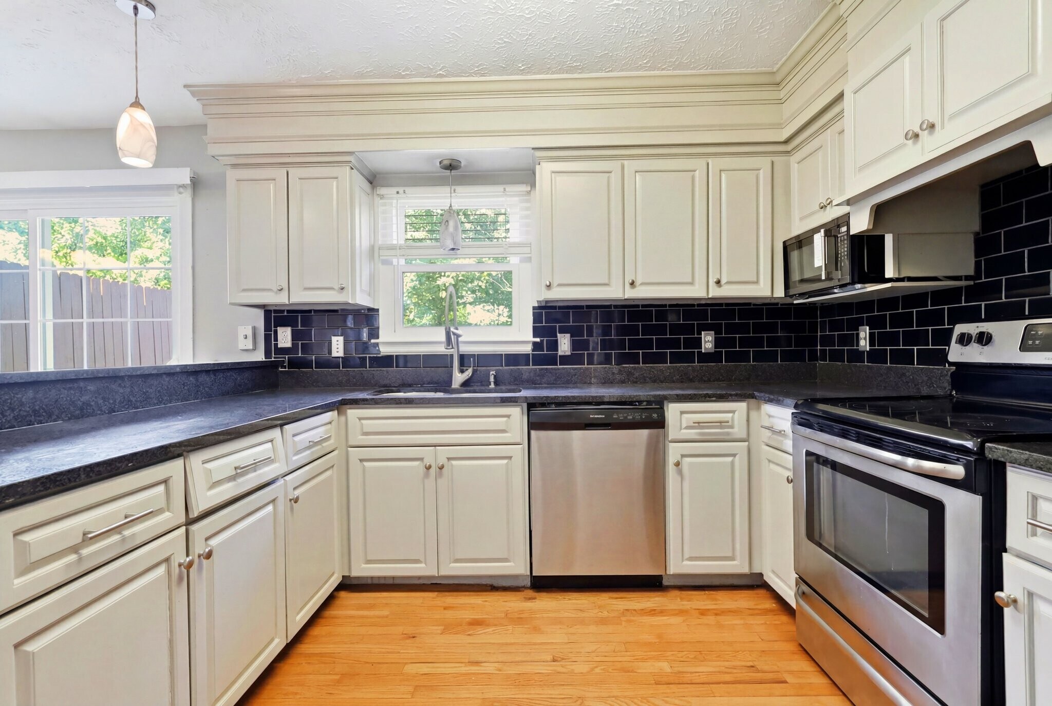 Building Photo - 388 Huntington Ridge Dr