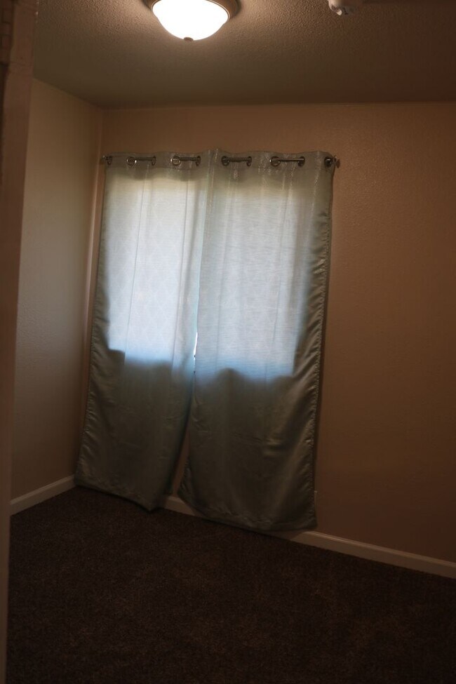 Building Photo - Affordable 3 bedroom on a quiet street