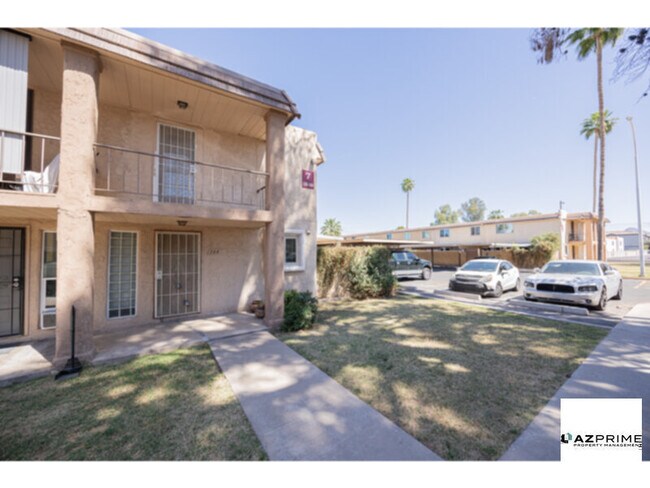 Building Photo - Cozy 1/1.5 Loft-style Phoenix Condo - Affordable &amp; Convenient!