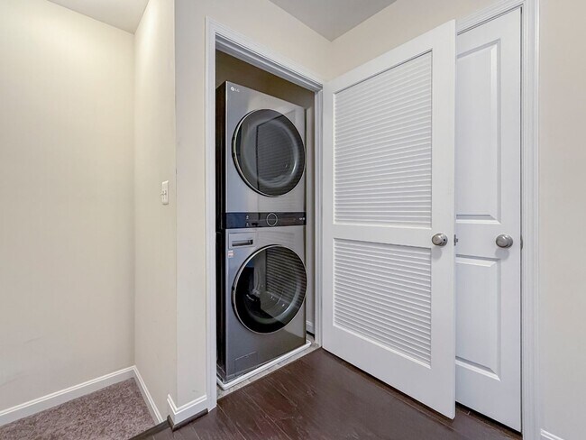 Building Photo - Stunning 4 bedroom townhome with garage