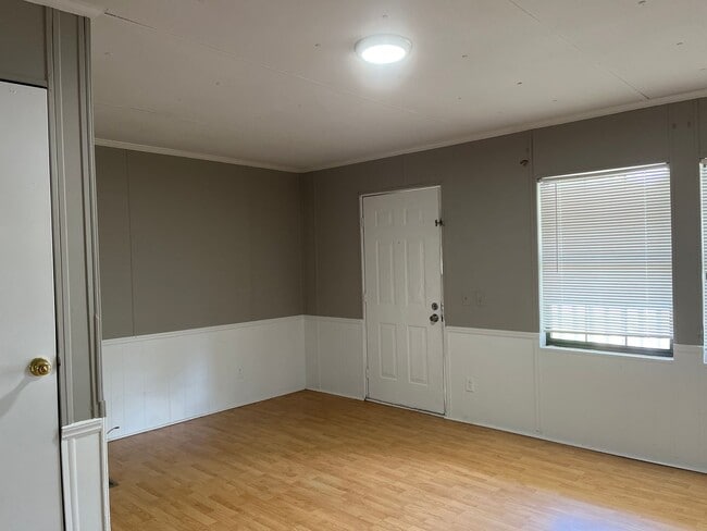 Building Photo - 2 Bed 1.5 Bath Duplex