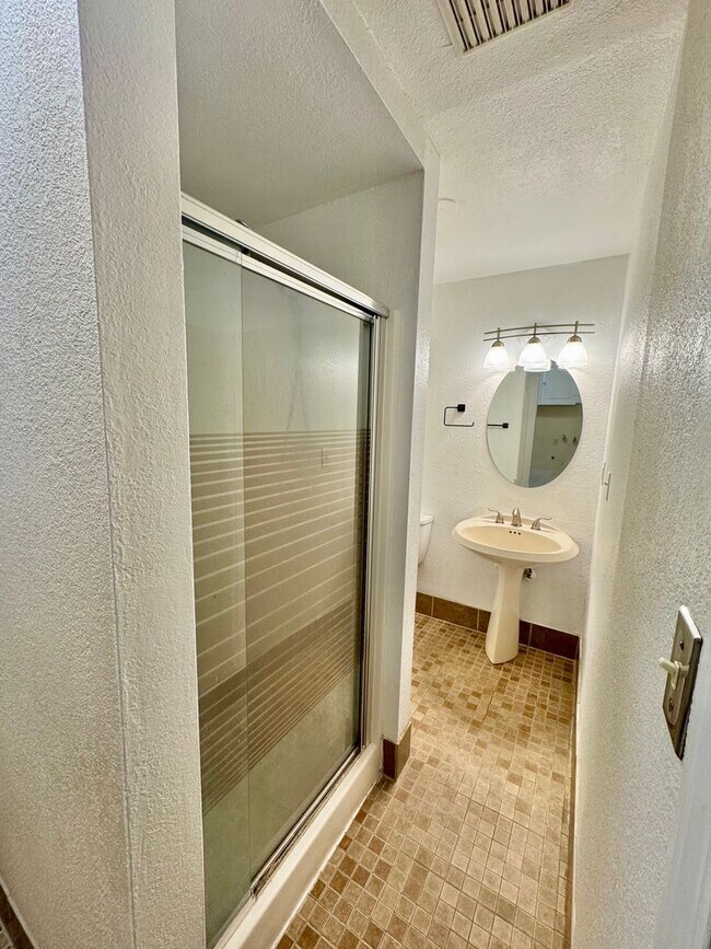 Building Photo - 2 WEEKS FREE RENT! Mini Mansion in Salmon ...