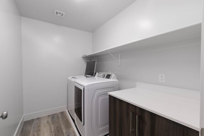 Building Photo - 4 bed | 2.5 bath | 2 car in Desert Canyons