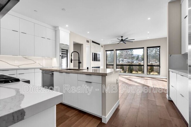 Building Photo - 31 Campolina St