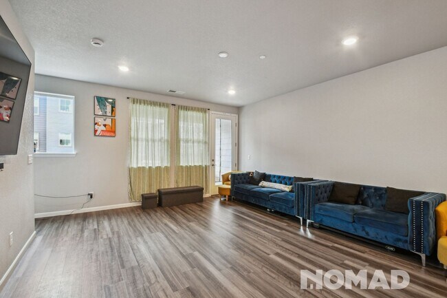 Building Photo - Charming 3BR Townhome in Castle Pines