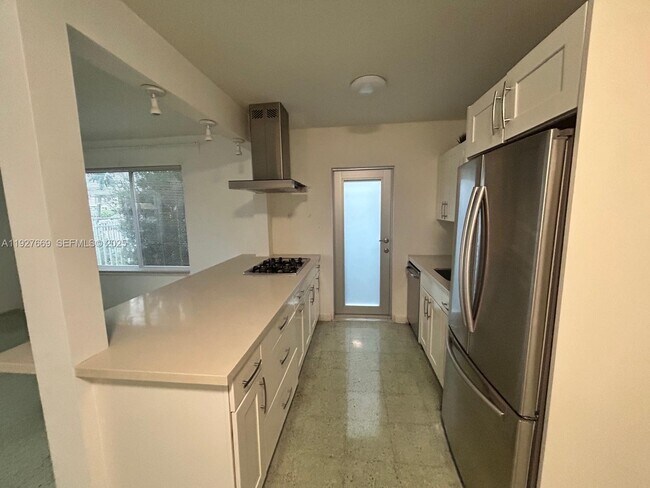 Primary Photo - 7430 Carlyle Ave