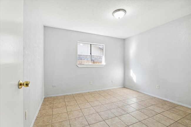 Building Photo - 5527 Irish Hill Dr