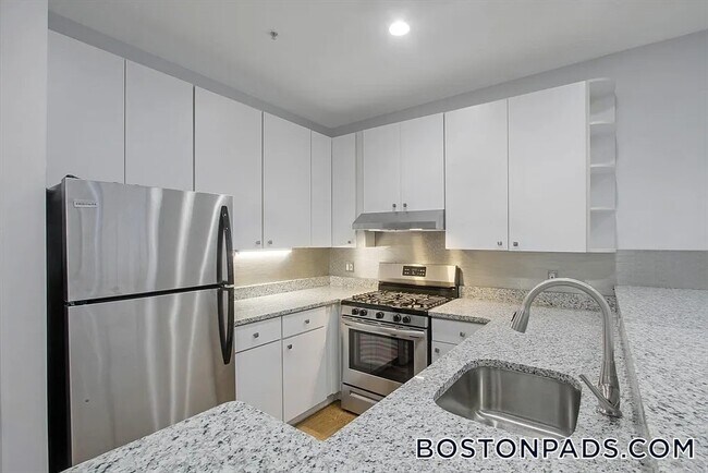 Building Photo - 140 Boylston St