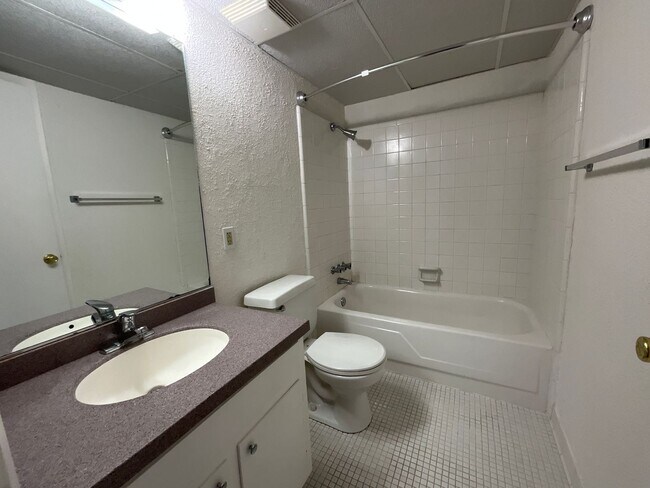 Building Photo - 3830 Country Club Rd