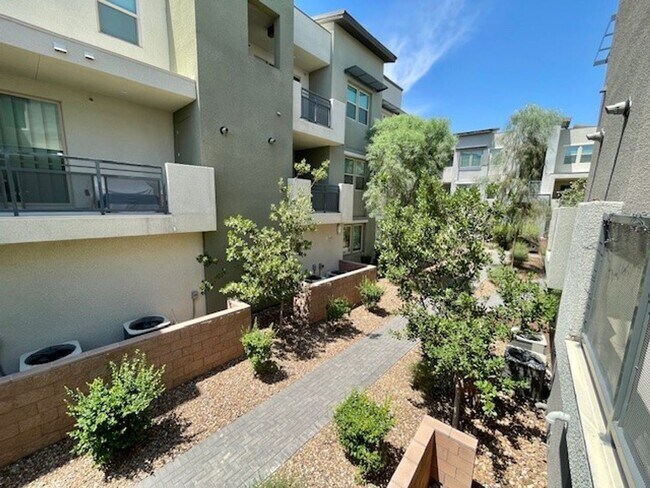 Building Photo - Beautiful Fully Furnished Condo in Affinit...