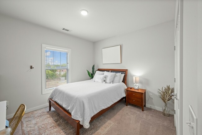 Building Photo - 3641 Hydes Ferry Rd