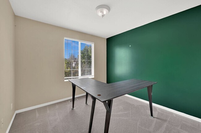 Building Photo - Beautifully Updated 4-Bedroom Home in Syra...