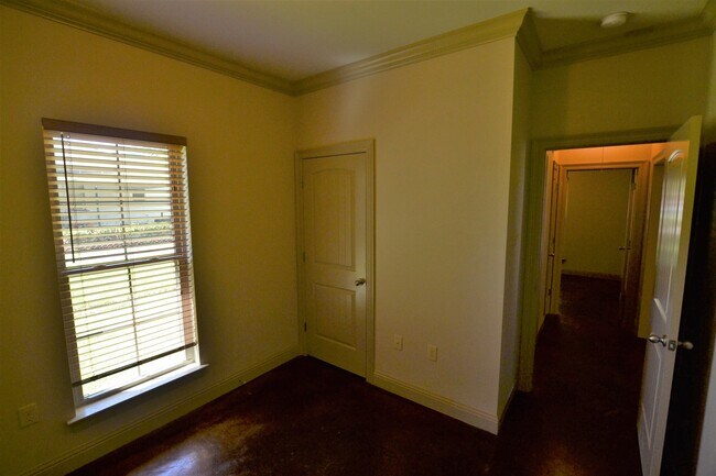 Building Photo - 4836 Rollins Rd