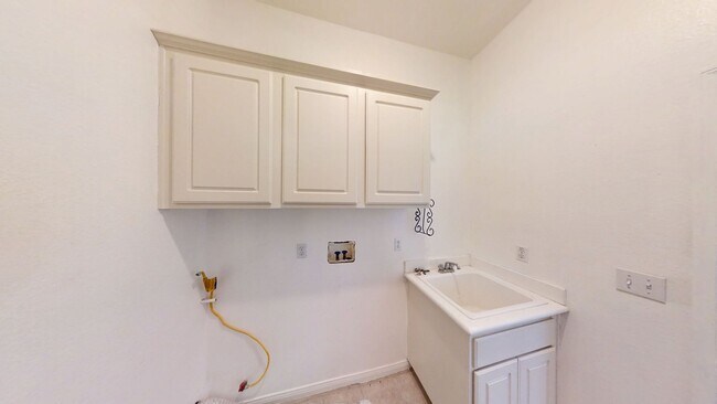Building Photo - Beautiful 4 Bedroom Family Home