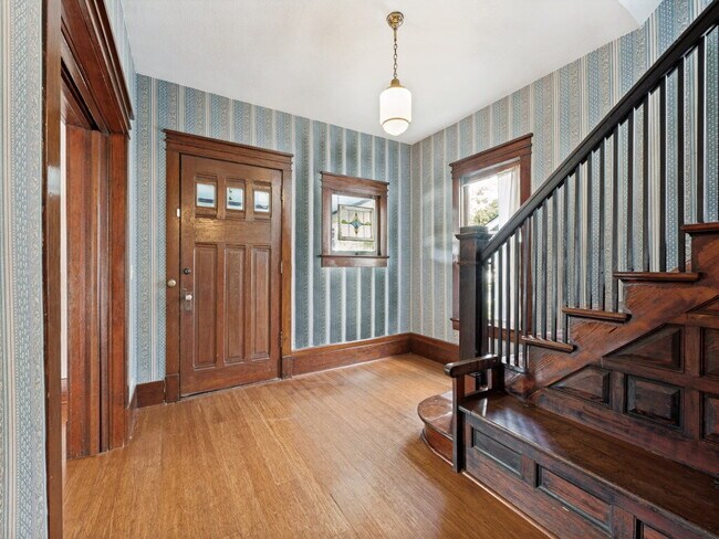 Building Photo - "Charming 4-Bedroom Home with 2 Full Baths in Vibrant Dallas Neighborhood!"