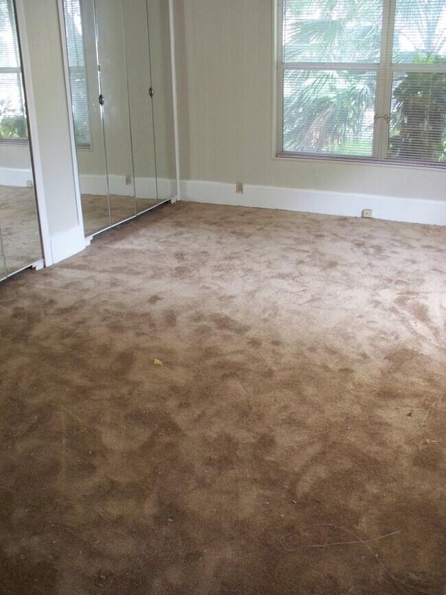 Building Photo - Beautiful Bungalow with heart-of-pine floors