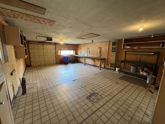 Building Photo - Large 4 Bedroom / 3 Bathroom, Split-level ...